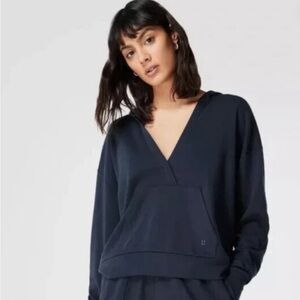Sweaty Betty of London Navy Blue Crop Sweatshirt hooded front pocket Size 4-6